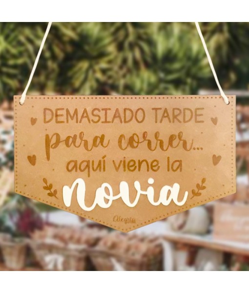 Placa aquí viene la novia, placa boda novia, placa de madera novia, Alegría Estudio