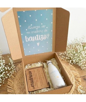 Detalle del interior de la caja de regalo para madrina con virutas de papel protectoras y productos artesanales personalizados.