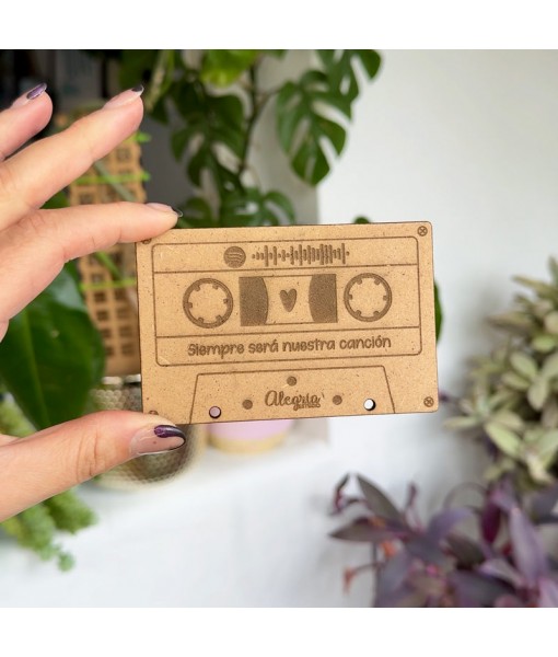 Cassette de madera personalizado con grabado láser y código Spotify para regalar canciones. Regalo para parejas.