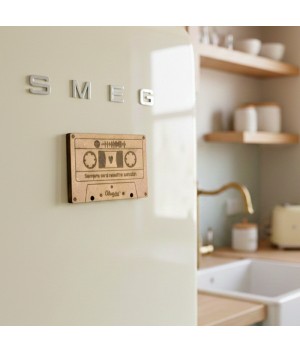 Detalle de cassette de madera artesanal, ideal como regalo de aniversario original. Regalo San Valentín.