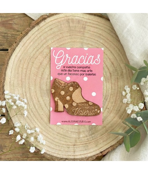 Imán de madera personalizado con forma de zapato de flamenca sobre tarjeta rosa para recuerdo de Primera Comunión
