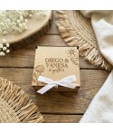 Caja de madera natural para arras de boda, personalizada con los nombres de los novios y fecha del enlace