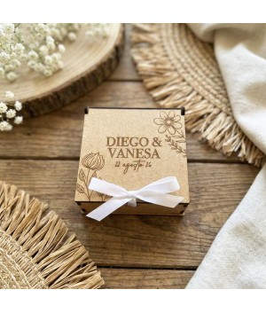 Caja de madera natural para arras de boda, personalizada con los nombres de los novios y fecha del enlace