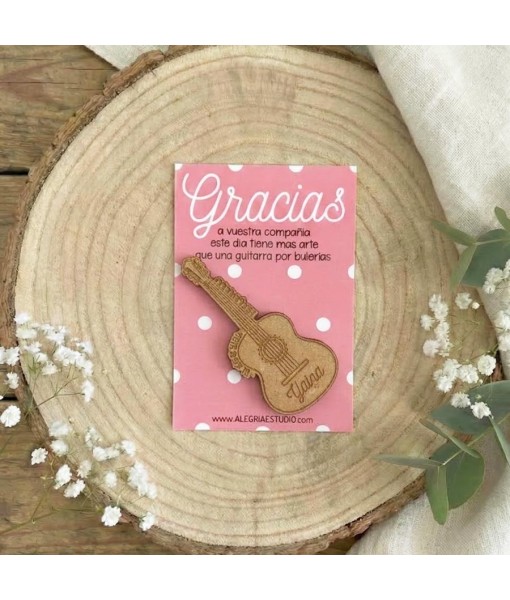 Imán de madera grabado personalizado con forma de guitarra flamenca. Detalle de regalo para invitados de comunión o boda.