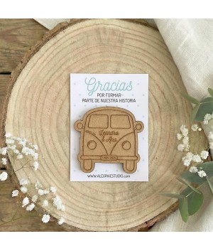 Imán de madera personalizado con forma de furgoneta camper vintage ideal como regalo para invitados de boda.