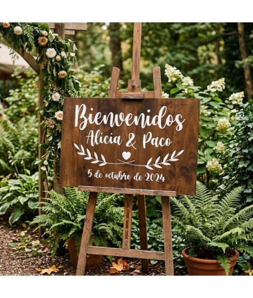 Cartel de bienvenida de boda personalizado de madera oscura con caligrafía blanca, Alegria Estudio