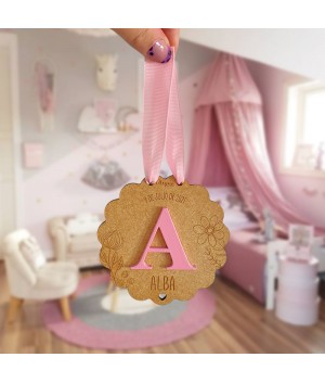 Medalla para Carro de Bebé Inicial, placa de madera con nombre, medalla de madera para bebé, Alegría Estudio