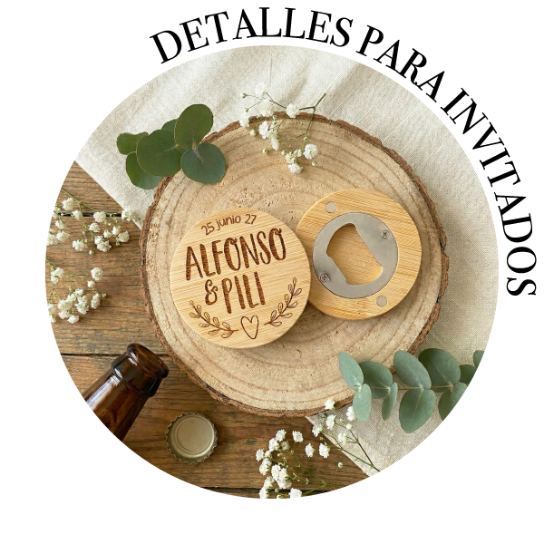 Detalles de boda personalizados sobre mesa de madera y paniculata de Alegría Estudio.